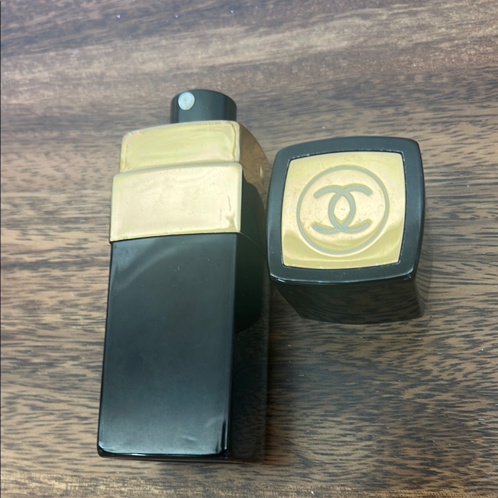 CHANEL Elegant Black and Gold Accent Tumbler